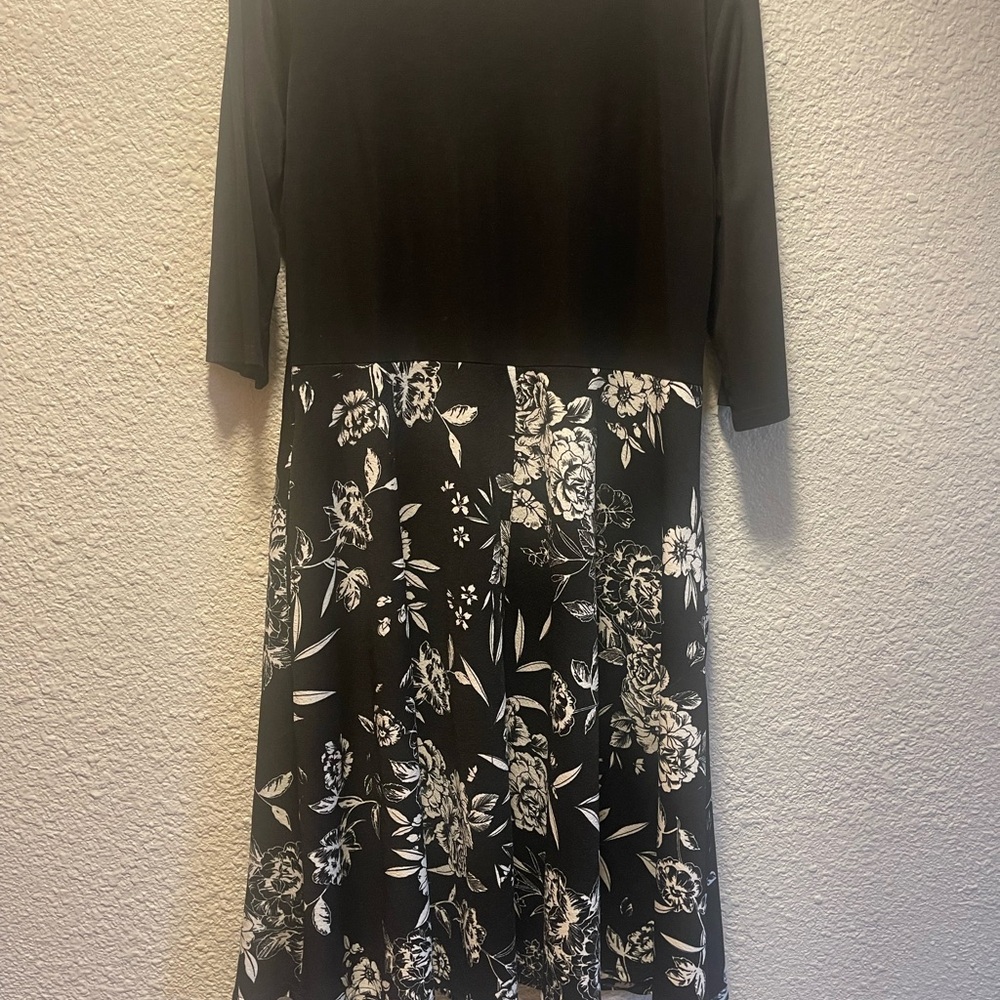 Elegant Black and White Floral Dress usado una sola vez la tela estira.